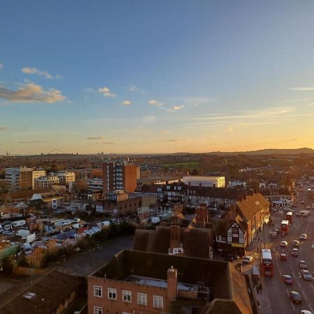 Luxury Apartment With Stunning Views On 10Th Floor Edgware Екстер'єр фото