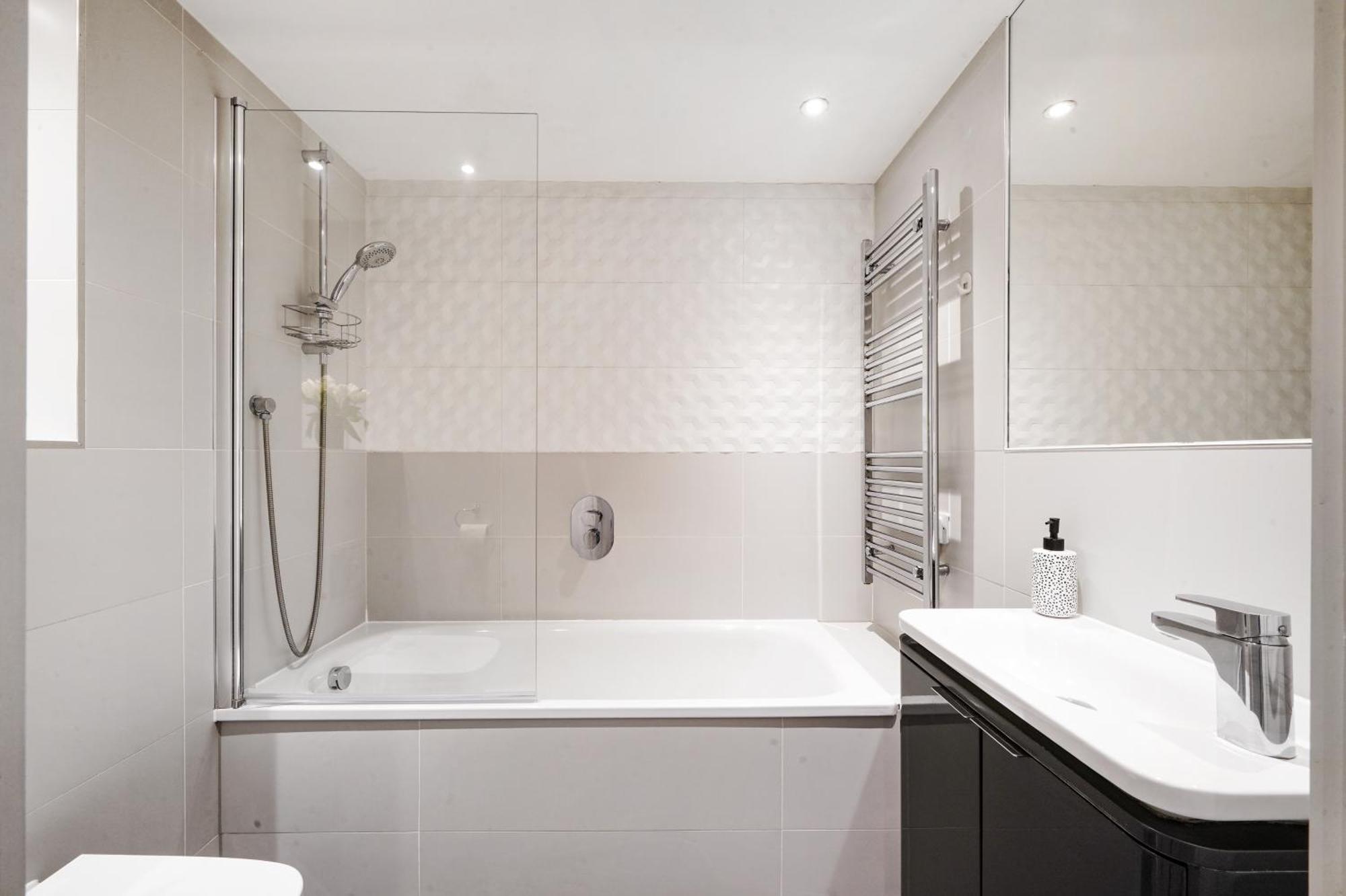 Luxury Apartment With Stunning Views On 10Th Floor Edgware Екстер'єр фото