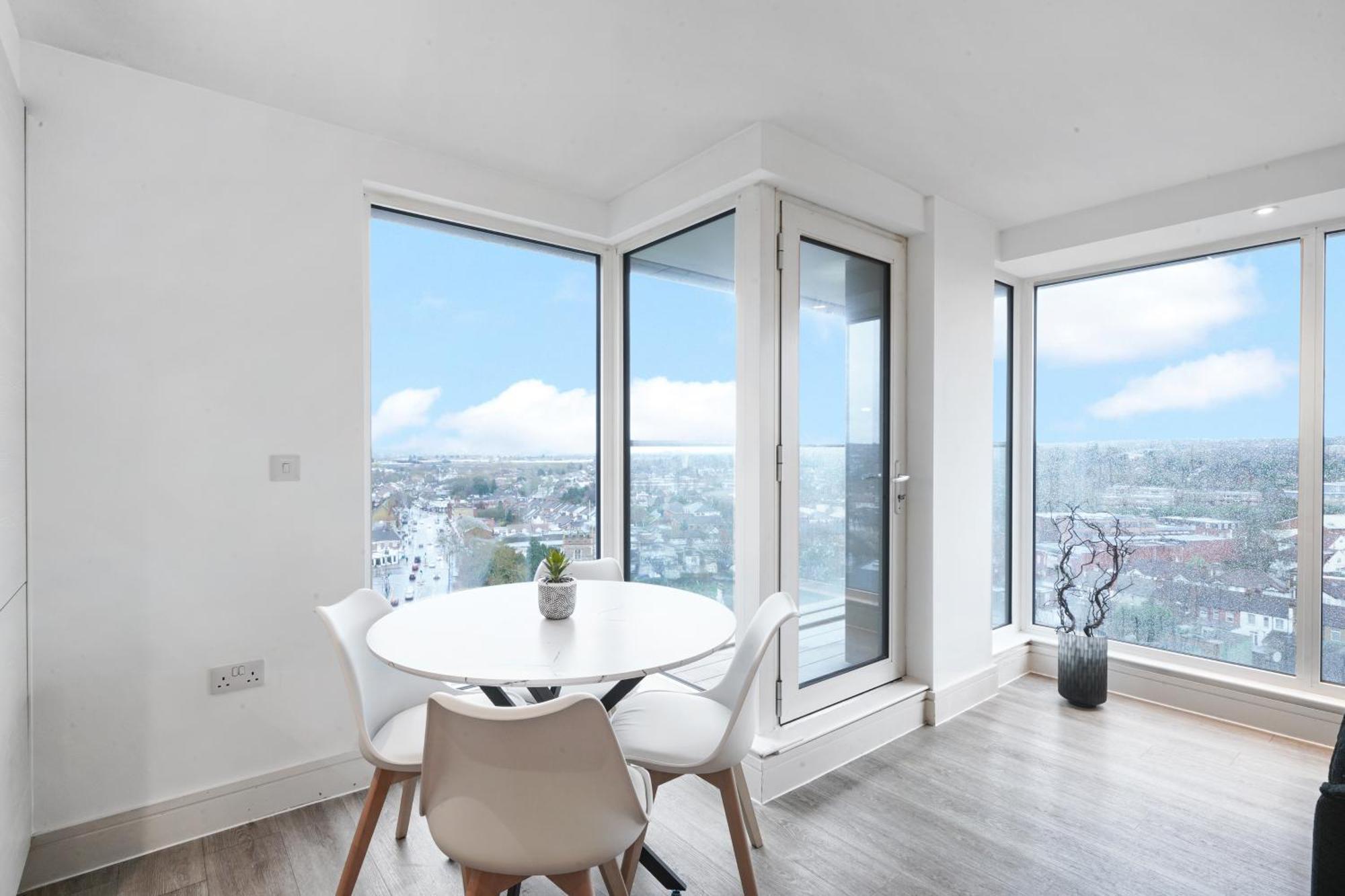 Luxury Apartment With Stunning Views On 10Th Floor Edgware Екстер'єр фото